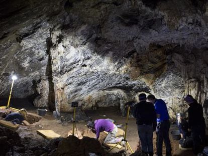 Arqueólogos trabajando en la cueva de Ardales, en la provincia de Málaga.