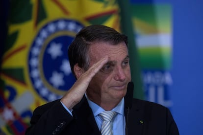 El presidente Bolsonaro hace un saludo militar tras sancionar la ley de autonomía del Banco Centra este miércoles en Brasilia.