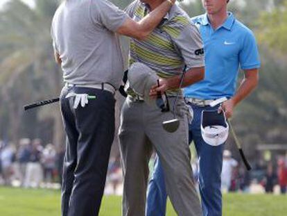 Jiménez y McIlroy felicitan a Pablo Larrazábal.