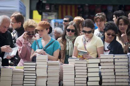 Una parada de llibres a Barcelona durant la diada de Sant Jordi de l'any passat.