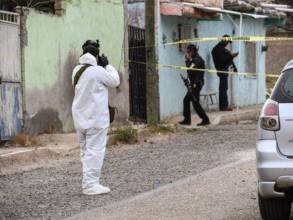 Peritos trabajan en el lugar donde fue asesinado Jorge Monreal Martínez, en Fresnillo, Zacatecas.