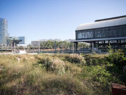 El solar donde se proyect&oacute; la biblioteca junto a las v&iacute;as de la estaci&oacute;n de Francia. 