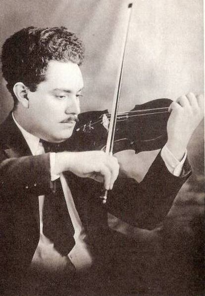 Silvestre Revueltas toca el viol&iacute;n en San Antonio, Texas, en 1920.