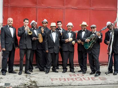 Actual Septeto Santiaguero. Es septeto por el número de instrumentos, aunque haya varios cantantes. Su director, Felipe Valdés, es el segundo por la derecha. / EDU BAYER