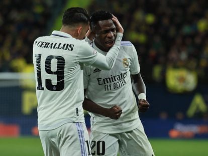 Ceballos y Vinicius celebran el gol del brasileño, el primero del Madrid al Villarreal.