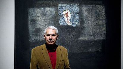 José Soler, conocido como Monjalés, ante una de sus obras, en la Fundación Chirivella-Soriano de Valencia, en 2014.