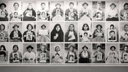 Mural realizado con familiares de desaparecidos de diferentes países, titulado 'Crueldad y dolor'.