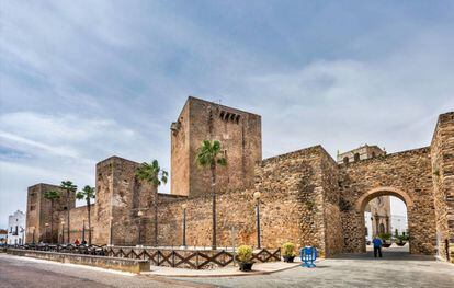 El castillo de Olivenza y la Puerta de San Sebastian (a la derecha).
