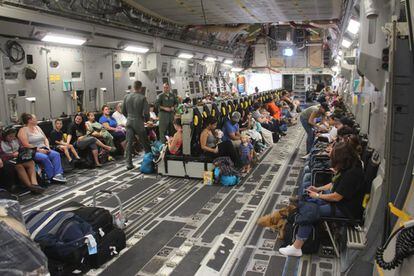 Famílies s'acomoden en els seus seients a bord d'un avió Boeing C-17A Globemaster III per evacuar la Base Naval de Guantánamo en previsió de l'arribada de l'huracà Matthew, a la Badia de Guantánamo (Cuba).