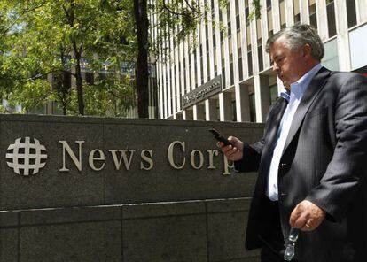 Un hombre pasea ante la sede de News Corp. en Nueva York.