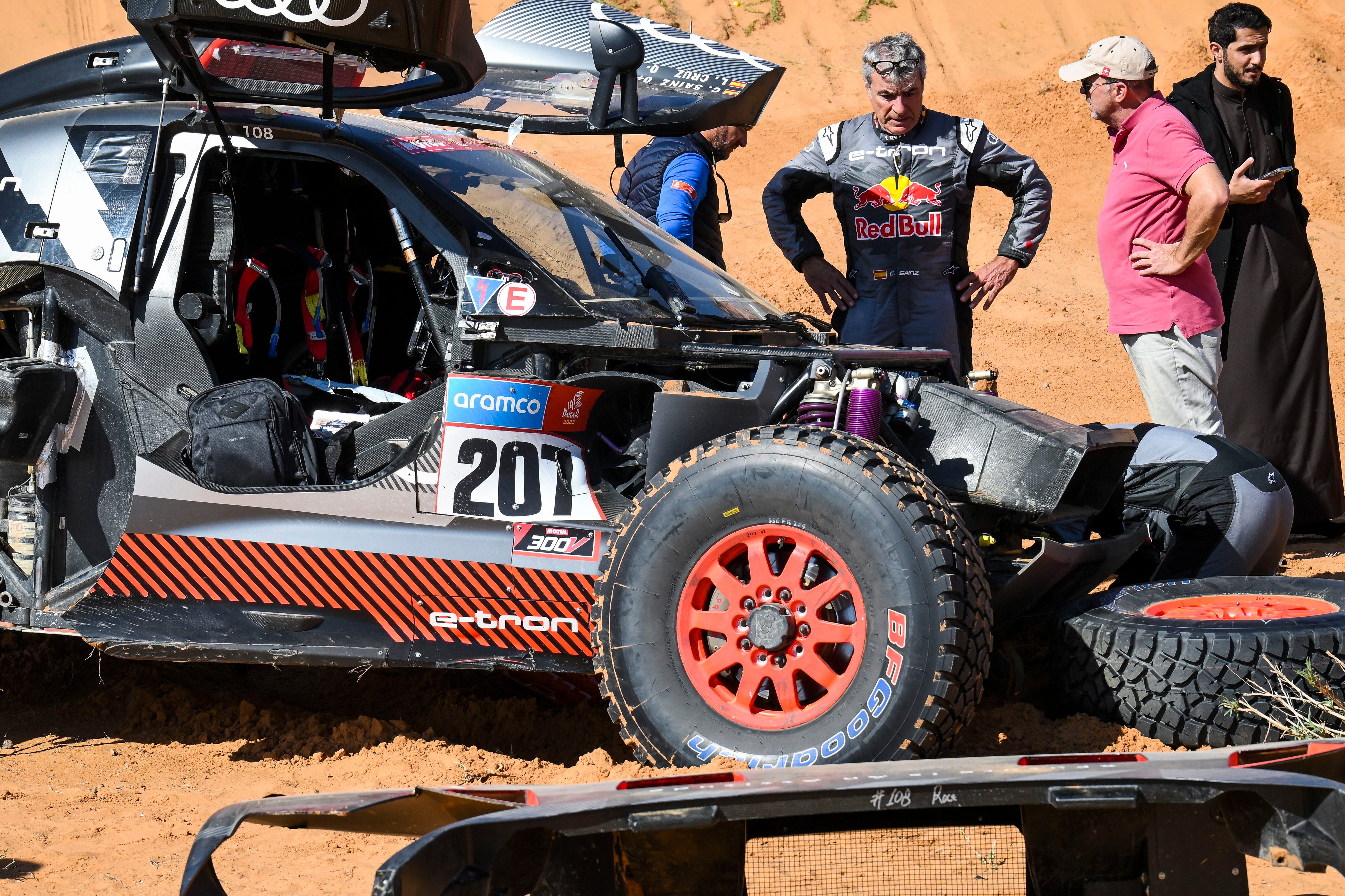El piloto Carlos Sainz y su compañero Lucas Cruz, tras su accidente durante la etapa 6 del Dakar.