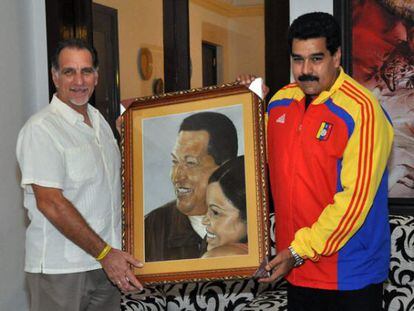 René González y Maduro sostienen un cuadro de Chávez