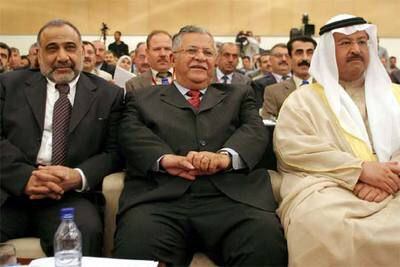 El nuevo presidente de Irak, Yalal Talabani (centro), junto a sus vicepresidentes, el chií Adel Abdel Mahdi (izquierda) y el suní Ghazi al Yauar.
