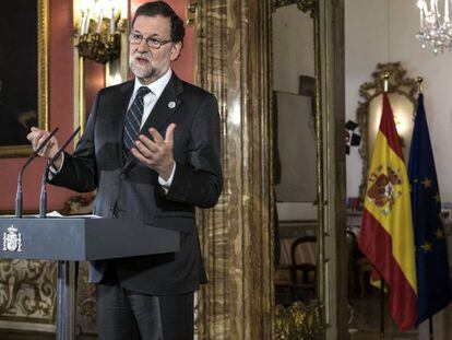 Mariano Rajoy, durante la rueda de prensa en la Embajada de España en Roma.