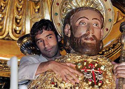 Raúl, abrazado a la estatua del apóstol Santiago en la catedral de Compostela.
