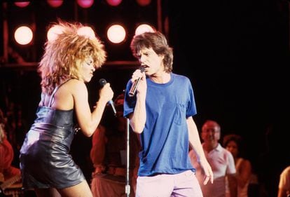 Tina Turner con Mick Jagger, a quien enseñó a mover las caderas, en el concierto benéfico Live Aid celebrado en 1985.
