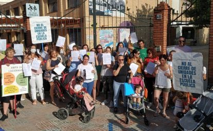 Padres y profesores del colegio Camacho Melendo de Priego de Córdoba, durante la concentración contra la supresión de una línea de infantil, el 8 de junio.