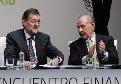 El presidente del Gobierno, Mariano Rajoy, con el exdirigente de Bankia, Rodrigo Rato.