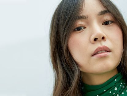 La actriz Xinyi Ye lleva top verde de RABANNE H&M.