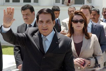 Zine el Abidine Ben Ali junto a su mujer, Leila, tras votar en un colegio de Túnez en las elecciones muncipales de mayo de 2010.