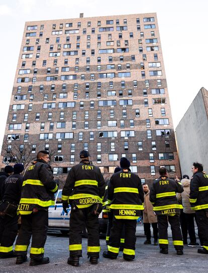 New York (United States), 10/01/2022.- New York City fighters in front of the apartment building at East 181st Street which was the scene of yesterday'Äôs 5-alarm apartment fire in the Bronx borough of New York, New York, USA, 10 January 2022. Nineteen people, including nine children, were killed in the fire and thirteen people are in critical condition following the fire on 09 January, which was reportedly started by a faulty space heater according to New York City Mayor Eric Adams. (Incendio, Estados Unidos, Nueva York) EFE/EPA/JUSTIN LANE
