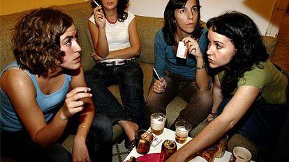Ainara Barrenechea, Laura Caro, Carolina Alguacil y Belén Simón comparten piso en Barcelona. Forman parte de la generación de <i>mileuristas.</i>