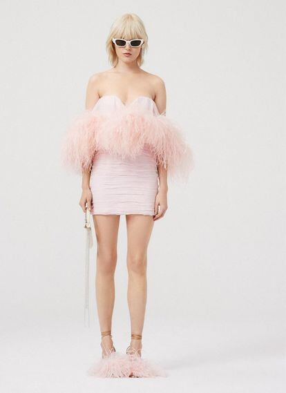 Entre las opciones ‘mini’, destaca este vestido en rosa pálido de Magda Butrym, en el que las plumas juegan un papel prin. 1.955 €