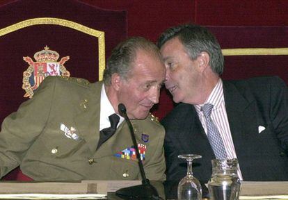 El rey Juan Carlos escucha al director del Centro Nacional de Inteligencia, Jorge Dezcallar, durante la entrega de diplomas en el Ceseden.