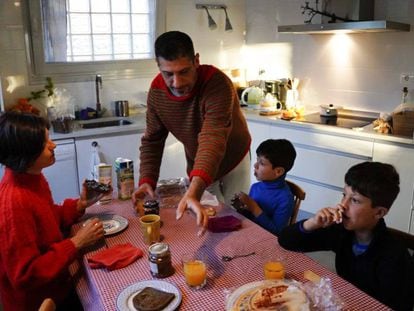 Una familia desayuna en su casa, en Madrid. 
