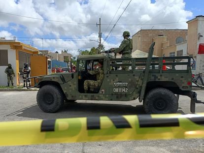 Soldados del Ejercito mexicano vigilan el lugar donde fueron liberadas tres personas secuestradas, en Cancún (México).