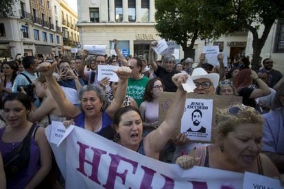 Concentración en Sevilla en protesta por la libertad condicional a los miembros de La Manada, el 22 de junio de 2018.