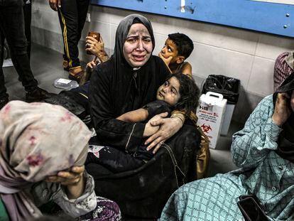 Un grupo de palestinos heridos en un hospital de la ciudad de Gaza, el 17 de octubre.