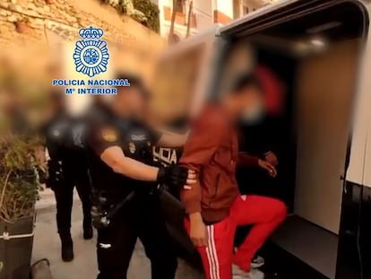 La Policía Nacional detiene a 43 personas y desmantela un grupo criminal dedicado a la explotación laboral de migrantes.