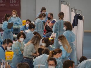 Vacunación el jueves pasado en una de las instalaciones deportivas de la Universidad de Sevilla.