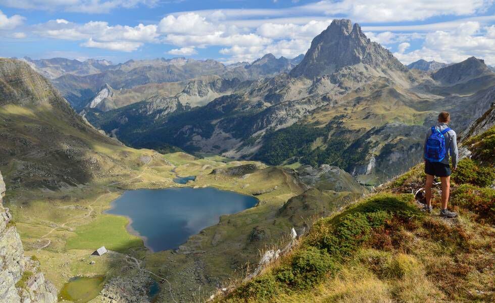 Panorámica de la vertiente norte del Midi d'Ossau (2.885 metros) y el lago Gentau, en el parque nacional de los Pirineos (Francia).