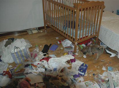 Una de las habitaciones de la casa de Gijón en la que vivían dos niños rescatados por la policía.