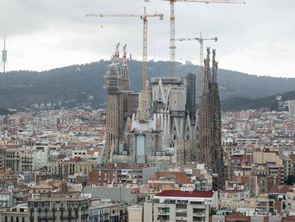 Una imatge de la Sagrada Família amb les torres centrals en construcció, el 2016.