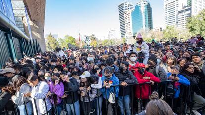 Miles de aficionados esperan a 'youtubers' asistentes a la alfombra de los Premios Esland en el Auditorio Nacional de la Ciudad de México el 29 de enero de 2023.