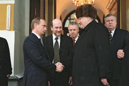 Boris Yeltsin (derecha) estrecha la mano a Vladímir Putin, entonces primer ministro y presidente interino, al dejar el Kremlin, en 1999.