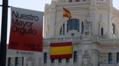 La segunda bandera de España instalada en la fachada del Ayuntamiento de Madrid.