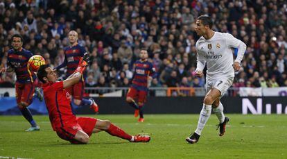 Cristiano Ronaldo intenta un disparo en el encuentro contra el Barcelona.