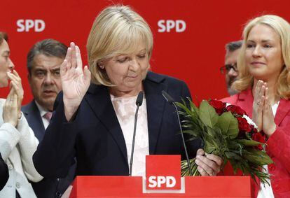 La candidata del SPD para Renania del Norte-Westfalia, Hannelore Kraft, anuncia su dimisi&oacute;n tras los malos resultados obtenidos en los comicios regionales.