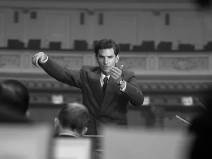 Bradley Cooper, en la piel de Leonard Bernstein, en una imagen de 'Maestro'.