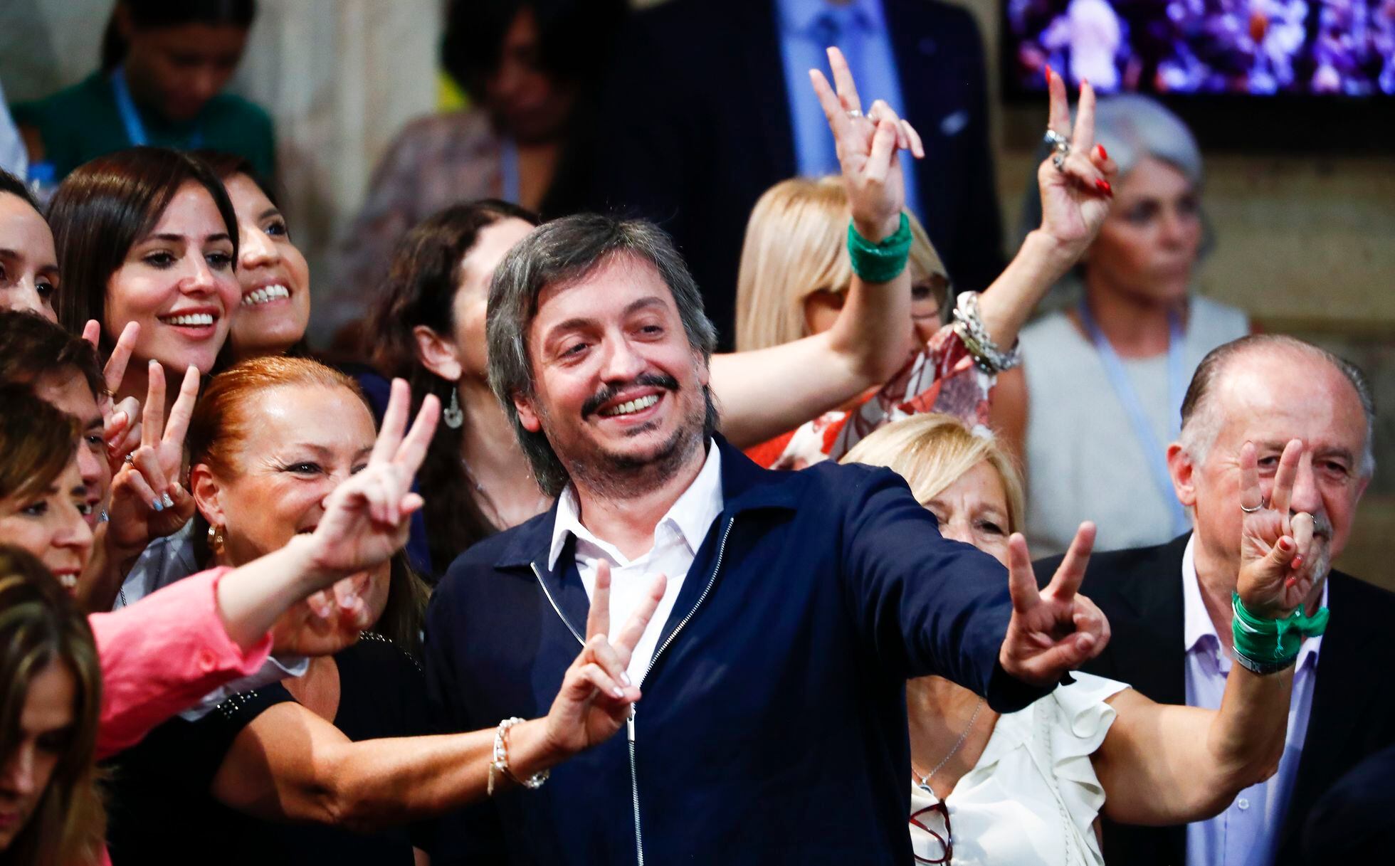 El diputado Máximo Kirchner, en el centro, hace un gesto de victoria en el Congreso mientras espera la llegada del presidente, Alberto Fernández, en Buenos Aires, el 1 de marzo de 2020 