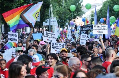 Cientos de miles de personas celebran en la calle el Orgullo más político de los últimos años 
