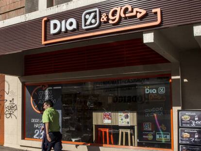 Exterior de un establecimiento Dia &amp; Go en el centro de Madrid.