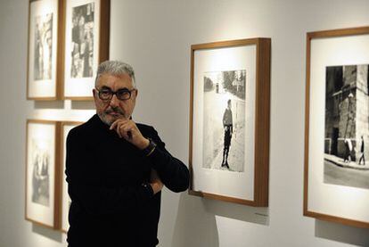 El fotógrafo César Lucas, ayer ante varias de sus obras recogidas en la retrospectiva que muestra Periscopio en Vitoria.