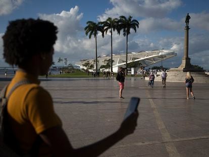 Usuarios con sus teléfonos móviles en una plaza publica de Río De Janeiro.