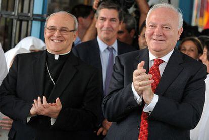 El ministro Moratinos y el cardenal cubano Jaime Ortega, durante una visita al asilo de Santovenia en La Habana.