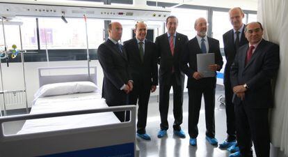 Desde la izquierda, el delegado del Gobierno, Carlos Urquijo; Rafael Bengoa, José Luis Bilbao, José Andrés Gorricho y los directores generales del grupo Mitxel Duñabeitia y Jon Darpón. 